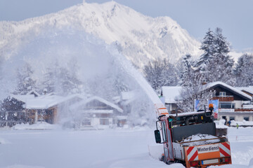 Schneefräse im Einsatz zur Räumung der Winterwanderwege © Michael Fritzen