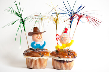 Muffin Gebäck mit Glitzer Dekor und Figuren für Partys,
Karte für Geburtstag, Karneval,...