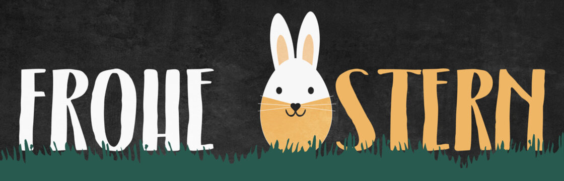 Frohe Ostern Hintergrund Panorama Banner Gru&szlig;karte - Osterei mit Hasenohren und Lettering Text auf gr&uuml;ner Wiese, isoliert auf schwarzer Tafel Kreidetafel Textur