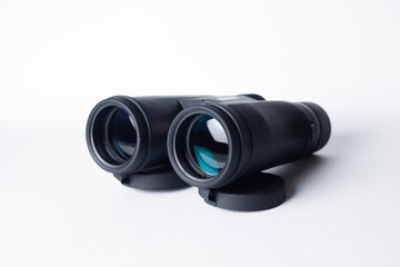 Binoculares o prismáticos en fondo blanco.