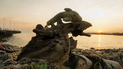 Boneka lumba- lumba di tumpukan sampah tepi pantai / Stuffed dolphins in a garbage heap by the beach 1