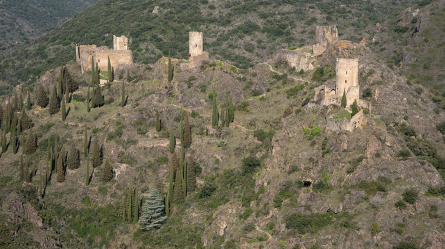 Lastours ch&acirc;teaux et village (Aude), ch&acirc;teaux cathares dont la fameuse Tour Regina (last ours est situ&eacute; pr&egrave;s de Carcassonne)