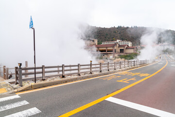 日本にある長崎県の観光名所「雲仙地獄」と「雲仙温泉」の写真