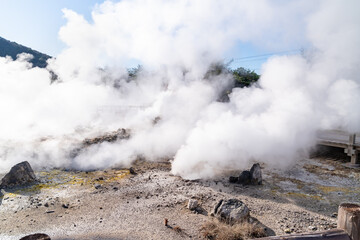 日本にある長崎県の観光名所「雲仙地獄」と「雲仙温泉」の写真