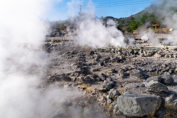 日本にある長崎県の観光名所「雲仙地獄」と「雲仙温泉」の写真