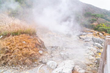 日本にある長崎県の観光名所「雲仙地獄」と「雲仙温泉」の写真