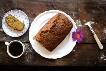 Panqué de zanahoria con pasas y coco hecho en casa.
