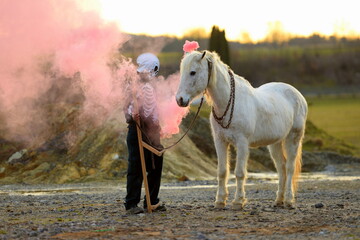 Weißes Pferd beim halloween shooting