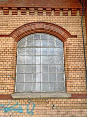 Altes Fabrikfenster mit vielen Quadratischen