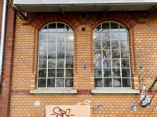 Altes Fabrikfenster mit vielen Quadratischen, Doppelfenster