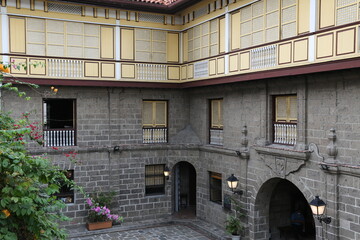 Fototapeta na wymiar Spanischer und Philippinischer Baustil mit Capiz Fenster, Intramuros Manila, Philippinen