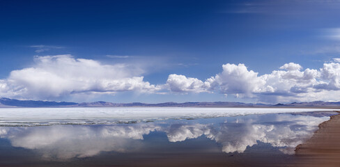 Obraz premium picturesque view of sea with rocky coast on background in morning