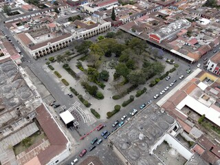 Vuelo de dron sobre el parque central de la Antigua Guatemala