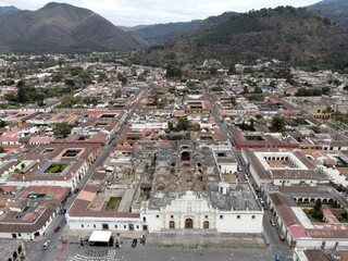 Vuelo de dron sobre el parque central de la Antigua Guatemala