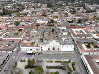 Vuelo de dron sobre el parque central de la Antigua Guatemala