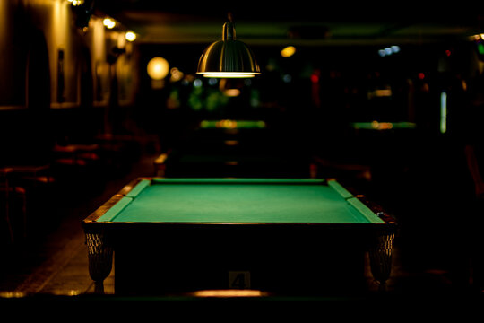 Mesa de bilhar vazia com iluminacao intimista