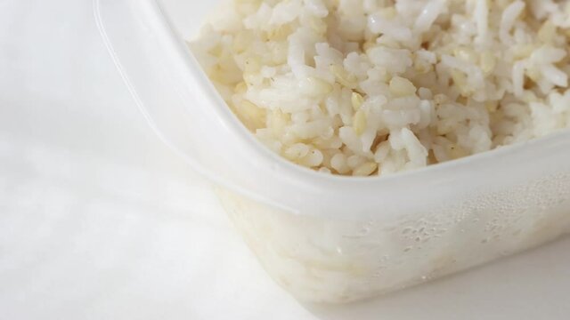 冷凍したご飯の回転する動画