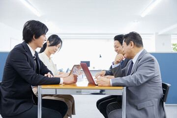 ビジネス　ミーティング
