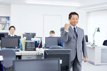 ビジネスマン　ガッツポーズ