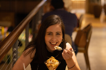 mulher alegre comendo sobremesa