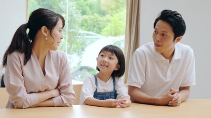 リビングで雑談をする親子