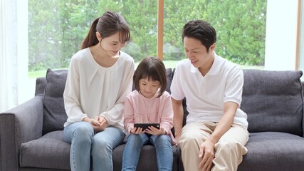 スマートフォンを楽しむ親子