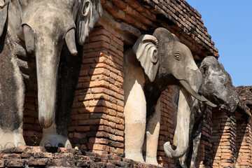 Fototapeta premium Wat Chang Lom at Sukhothai Historical Park Sukhothai Province, The old town of Thailand.