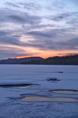 Obraz premium 冬の朝の湖。