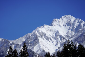 Obraz premium 雲一つなく晴れた日の真白な雪山