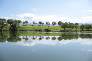Fototapeta na wymiar 河川敷公園にある湖