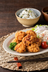 こんがりキツネ色の若鶏の唐揚げ