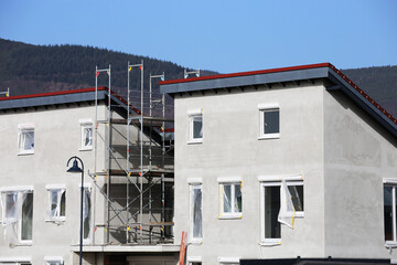 Neubau mit abgeschlossenem Grundputz der Au&szlig;enfassade