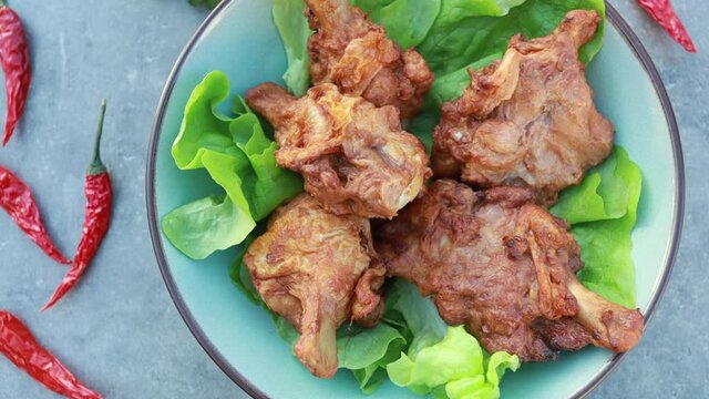 manchons de poulet marin&eacute;es et cuit dans un plat