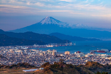 富士山と夕日を浴びた清水港と市街地　静岡県静岡市日本平にて