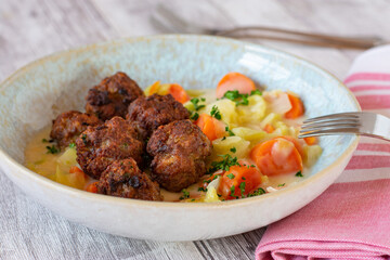 Köttbullar with creamy vegetables and sauce