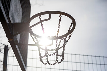 Öffentlicher Basketballkorb im Gegenlicht