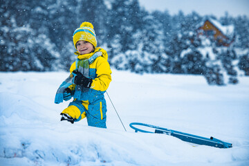 Fototapeta na wymiar Little boy having fun in the snow