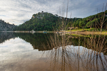 Pantano de San Juan, cerro Almodon y pinos. Madrid. España. Europa