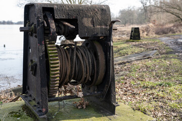 alte Seilwinde zum ziehen einer Fähre