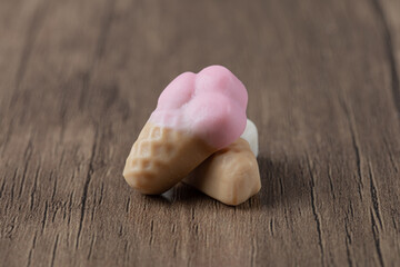 Pink and white icecream shape jellybeans on the table - obrazy, fototapety, plakaty