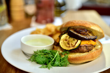 Beef burger with courgette and potato chips
