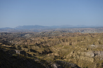 Fototapeta na wymiar Desierto de Gorafe en granada con importantes formaciones geológicas y bonitos paisajes