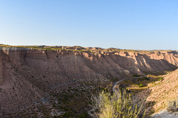 Desierto de Gorafe en Granada, lugar turistico por los domenes y reserva starlight