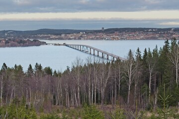 Obraz premium The Vallsundsbron bridge over Lake Storsjön with the city of Östersund in the background just before sunset