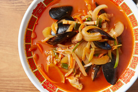 Chinese-style noodles with vegetables and seafood

