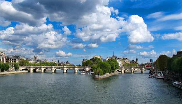 RIO SENA AT ITS PASSAGE THROUGH PARIS