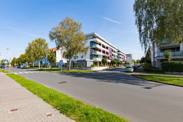 Fototapeta na wymiar Mehrfamilienhaus in Wohnsiedlung einer Kleinstadt