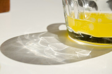 Vaso con bebida refrescante en una mesa