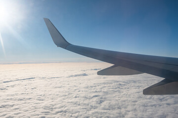 Vistas áreas del ala de un avión desde el interior de la cabina