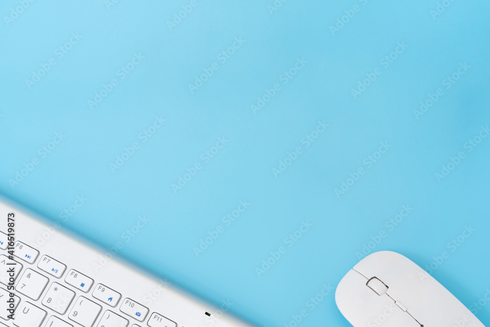 Fototapete wireless keyboard and mouse with copy space on blue background. computer or tablet keyboard with cop